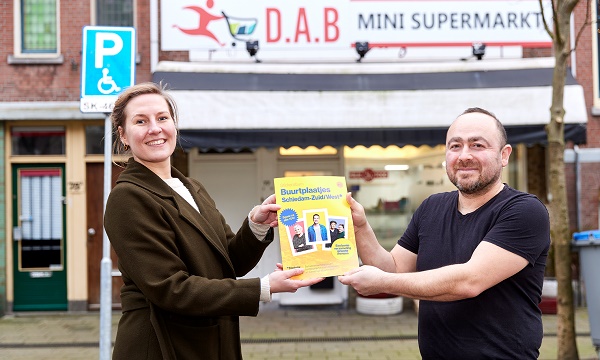 Önder van D.A.B Mini Supermarkt met Cilia museumprojectleider